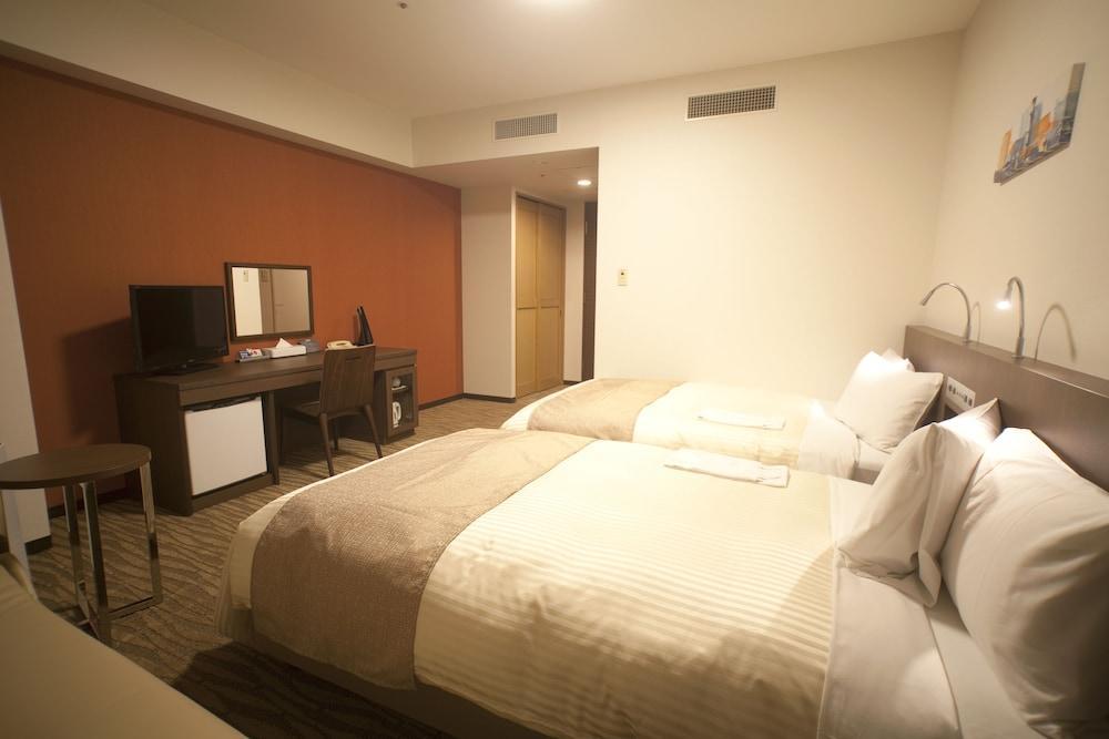 Hotel Port Plaza Chiba Exterior photo A room at the hotel