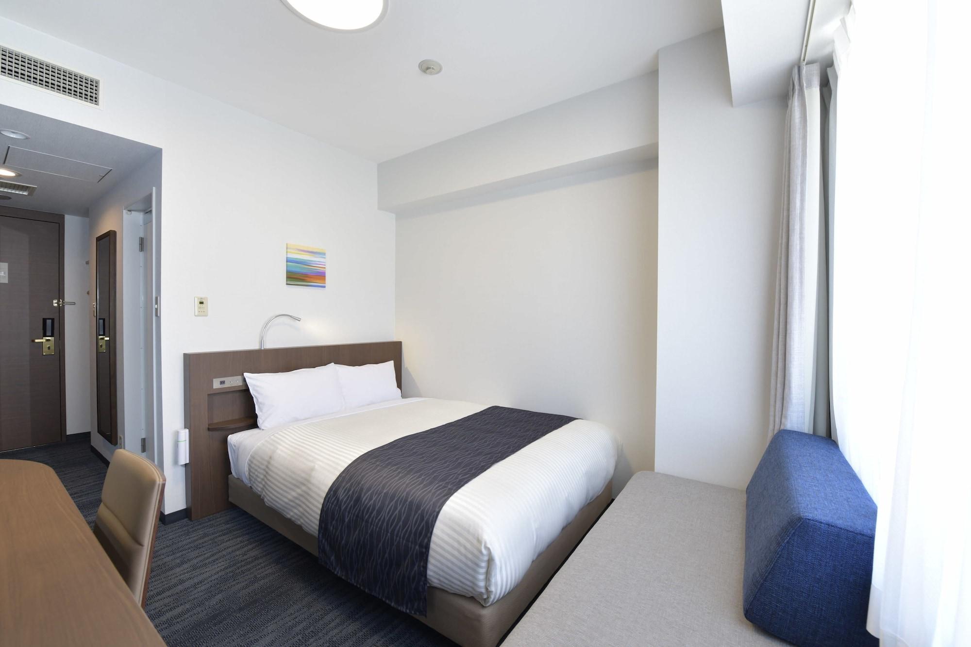 Hotel Port Plaza Chiba Exterior photo A room at the hotel