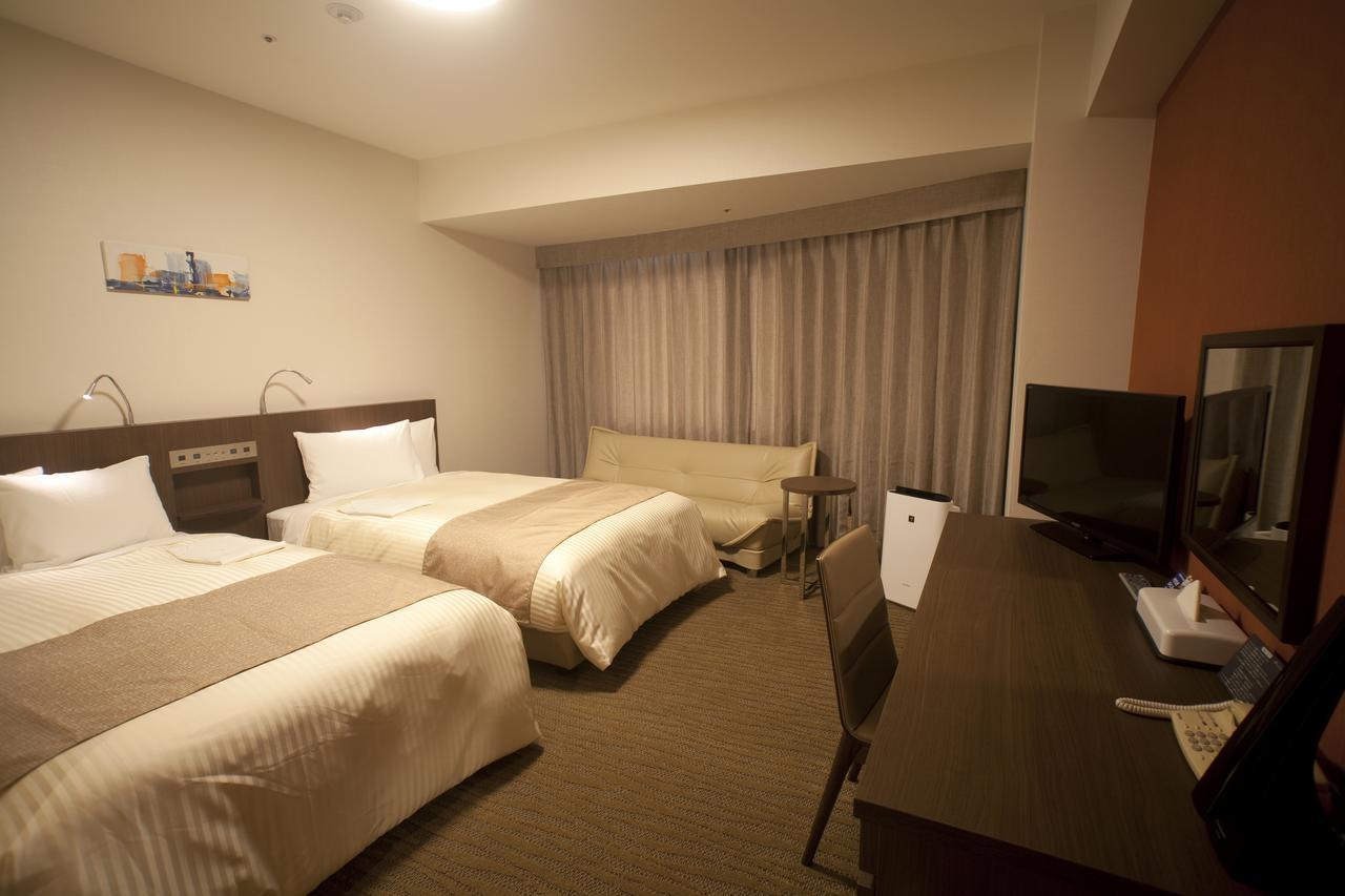 Hotel Port Plaza Chiba Exterior photo A room at the hotel