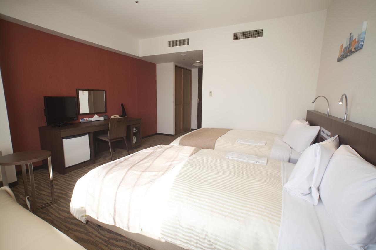 Hotel Port Plaza Chiba Exterior photo A room at the hotel