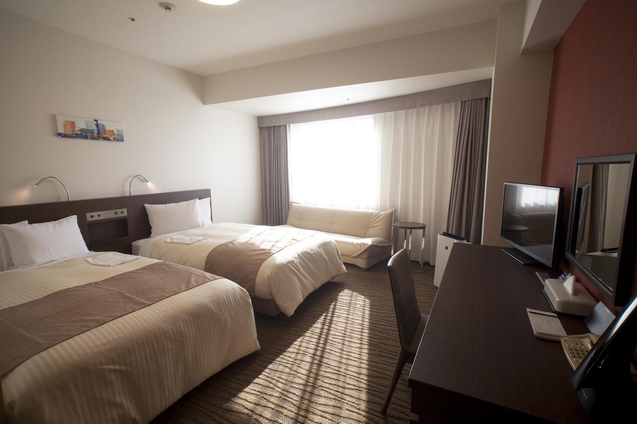 Hotel Port Plaza Chiba Exterior photo A room at the hotel