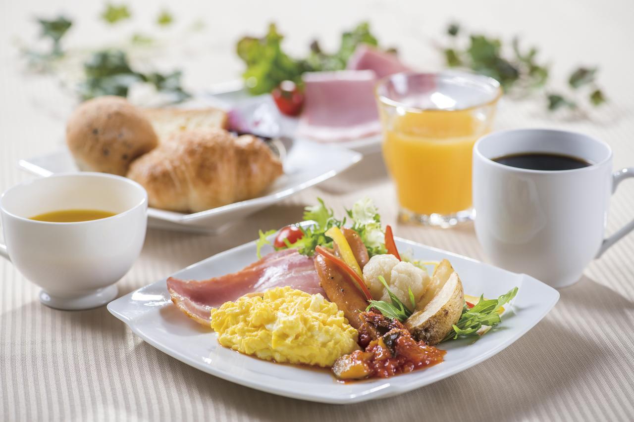Hotel Port Plaza Chiba Exterior photo A breakfast with ham, eggs, and croissants