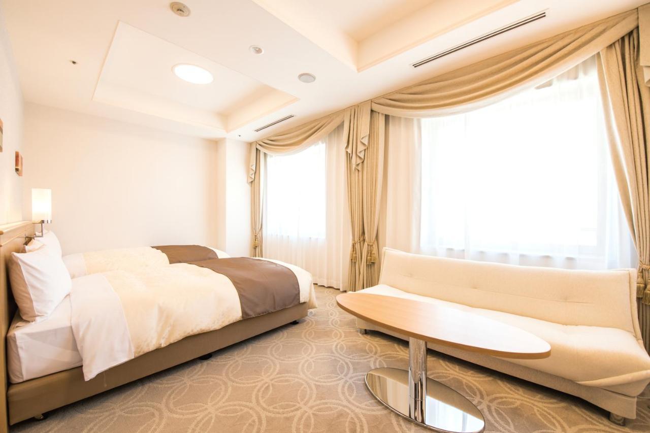 Hotel Port Plaza Chiba Exterior photo A room at the hotel