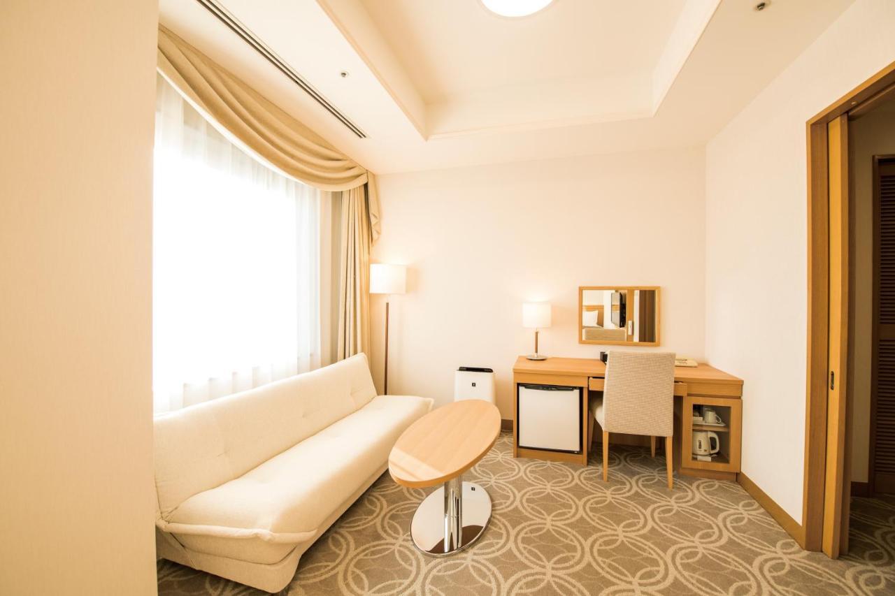 Hotel Port Plaza Chiba Exterior photo A room at the hotel