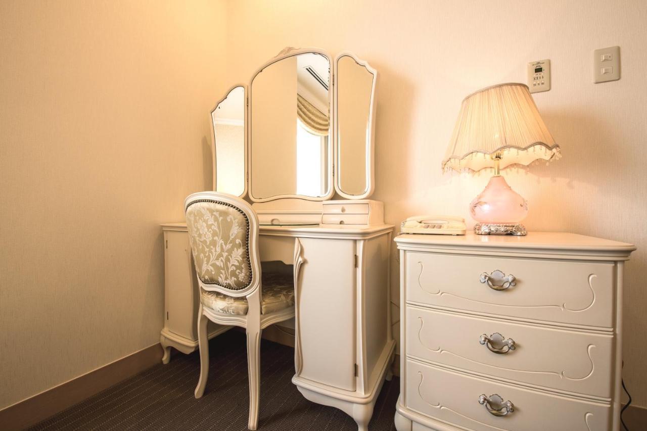 Hotel Port Plaza Chiba Exterior photo A dressing table