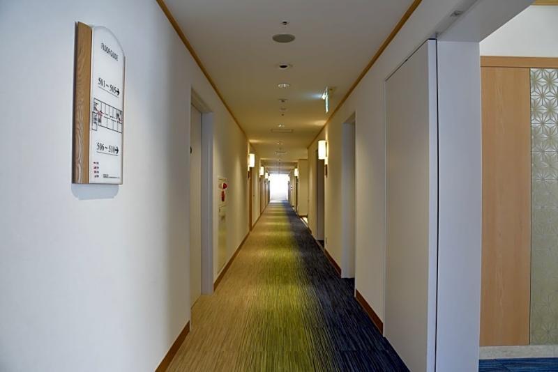 Hotel Port Plaza Chiba Exterior photo A typical hotel corridor